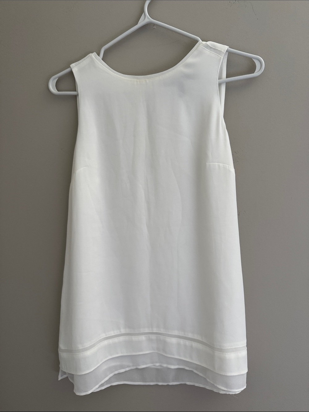 WHITE HOUSE BLACK MARKET SLEEVELESS TOP